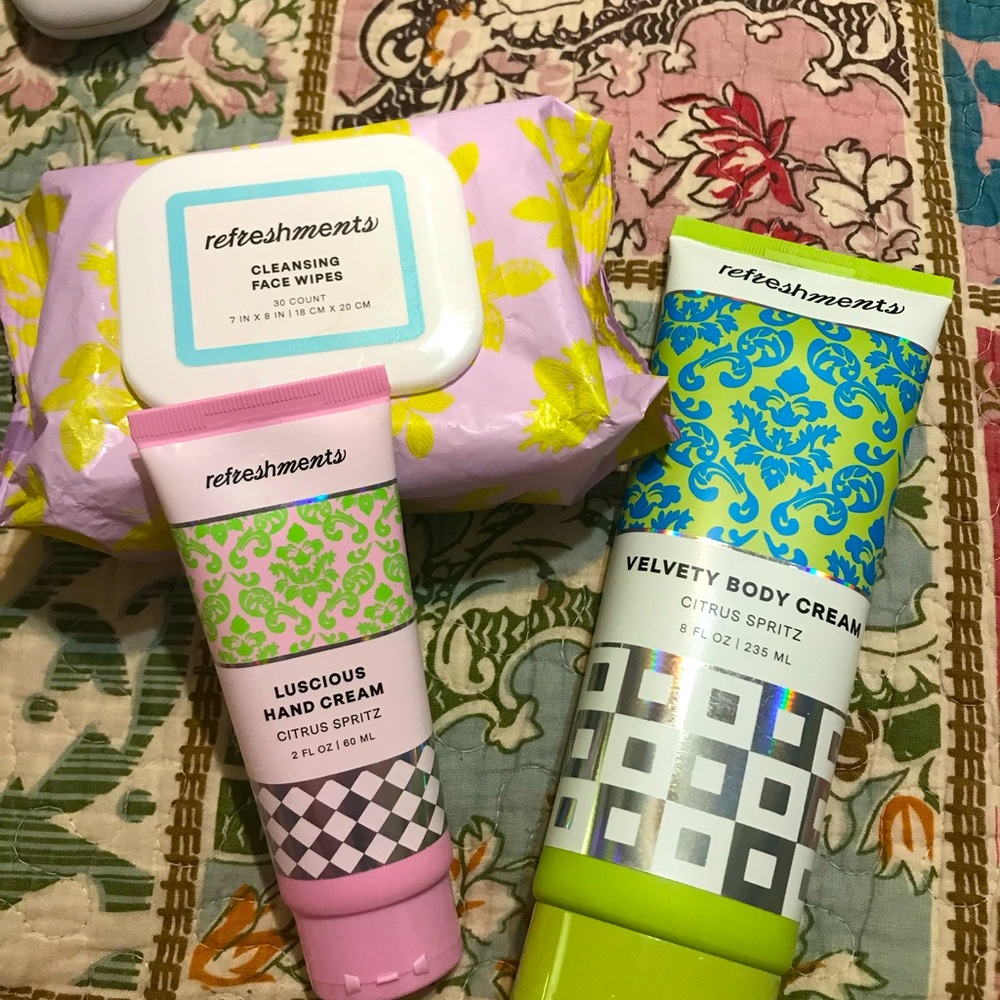 Refreshments Body and Hand lotions with Makeup wipes and cleansing face wipes - Picture 1 of 10